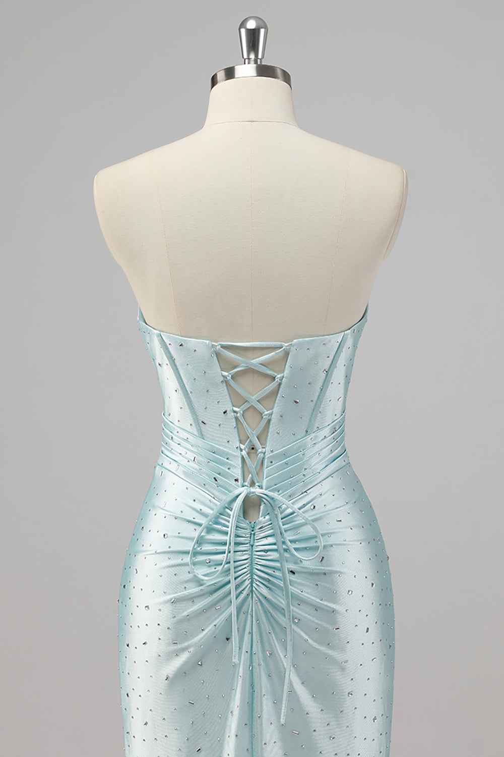 Vestido de fiesta azul con cuentas de sirena sin tirantes