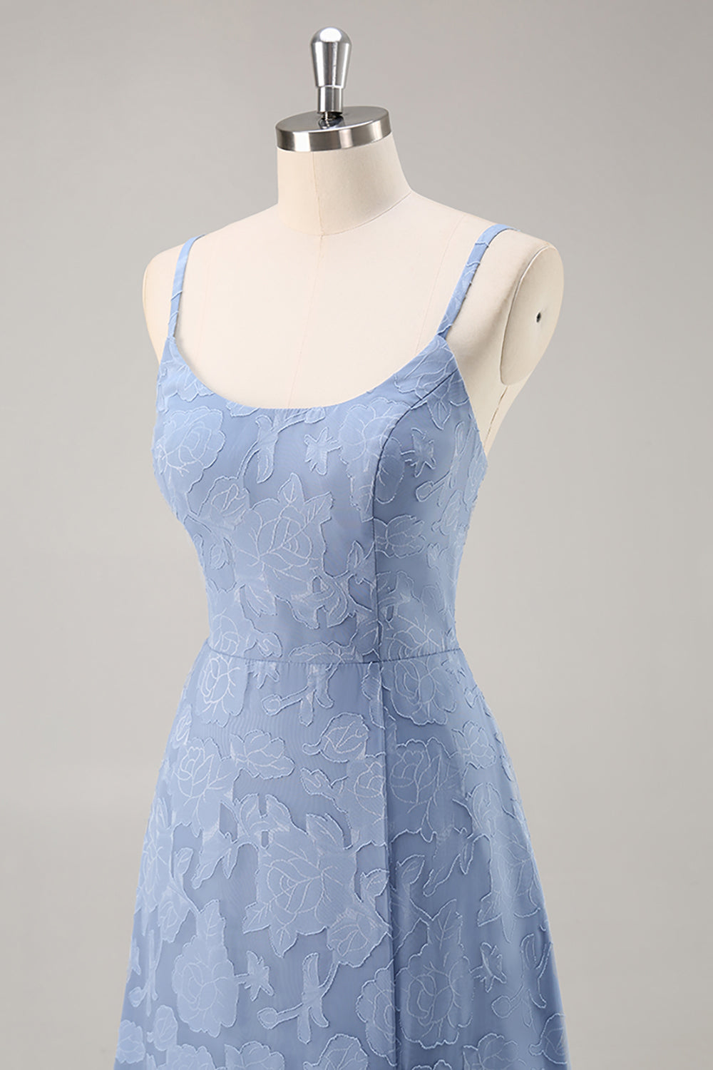 Tirantes de espagueti de encaje azul empolvado Un vestido largo de dama de honor de línea con abertura