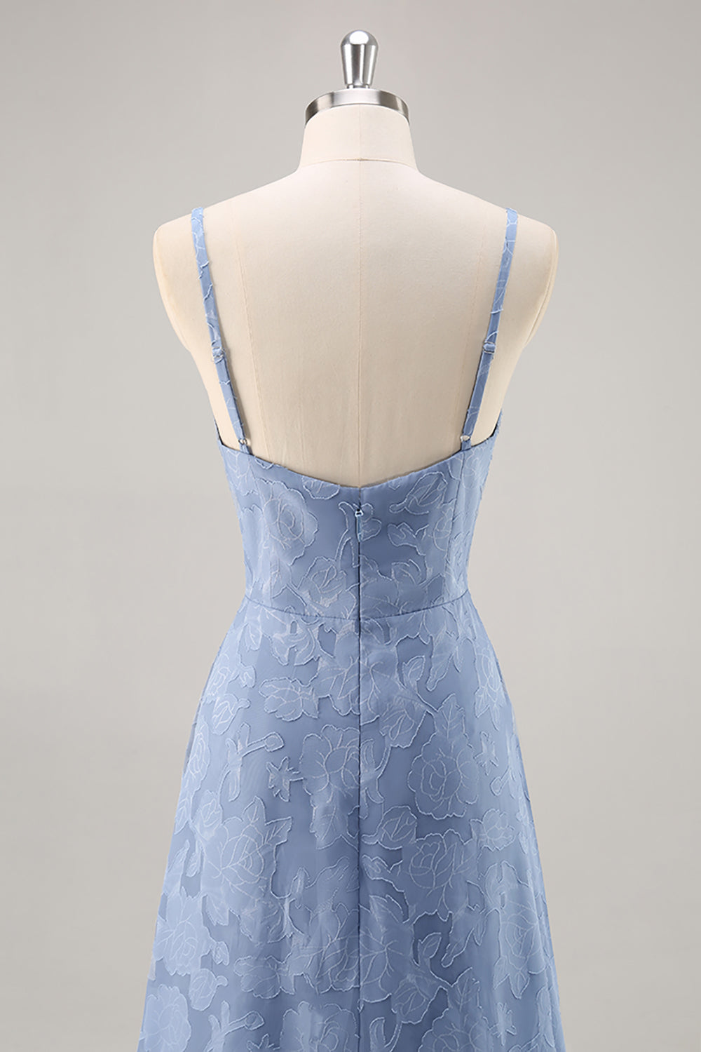 Tirantes de espagueti de encaje azul empolvado Un vestido largo de dama de honor de línea con abertura