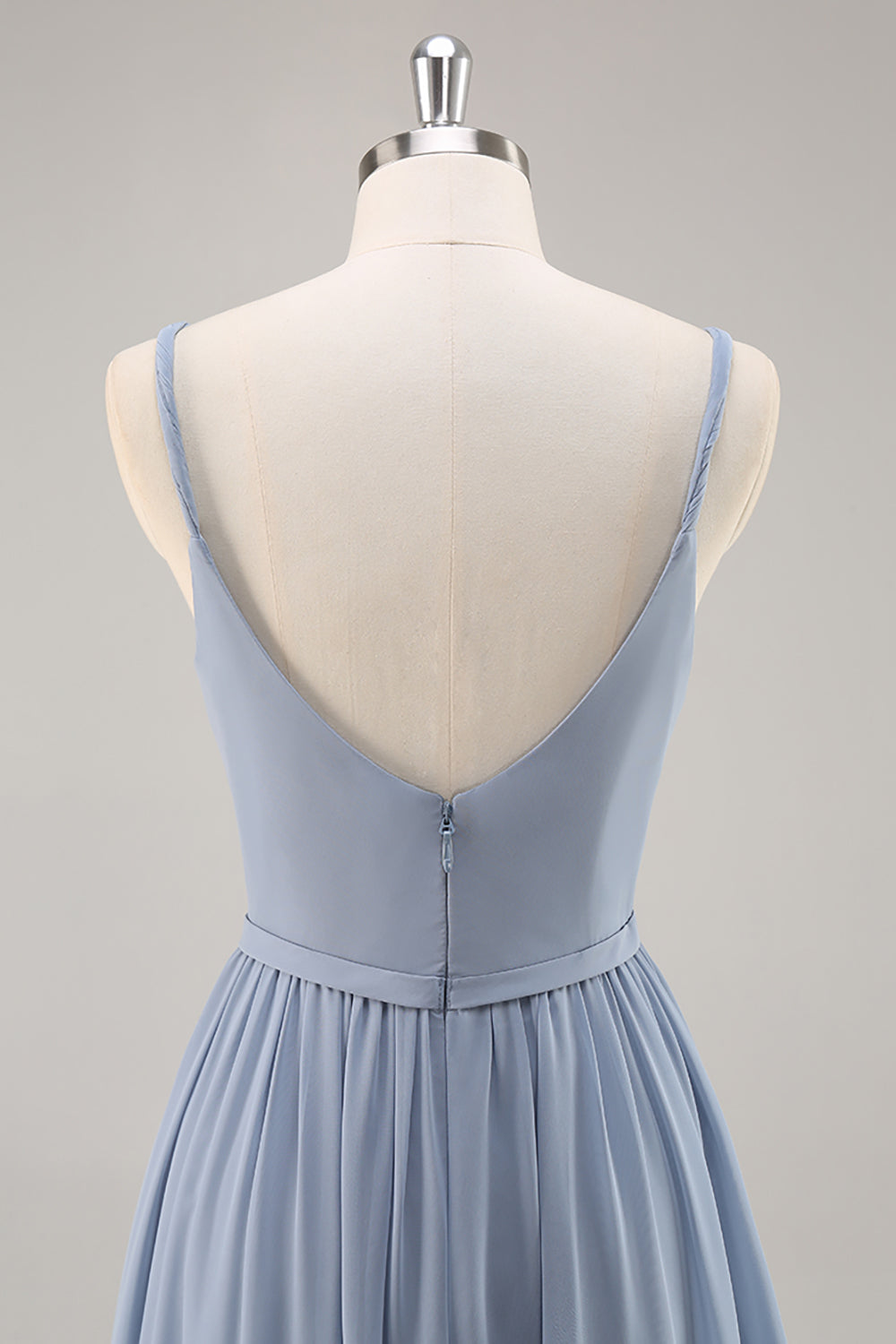 Vestido largo de dama de honor fruncido de gasa azul empolvado con abertura