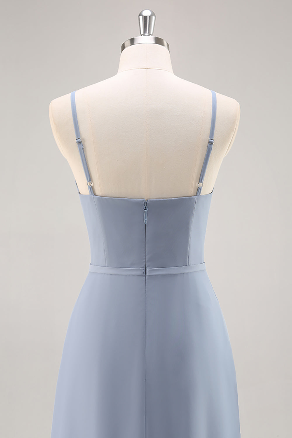 Vestido largo de dama de honor de gasa azul empolvado Una línea con volantes