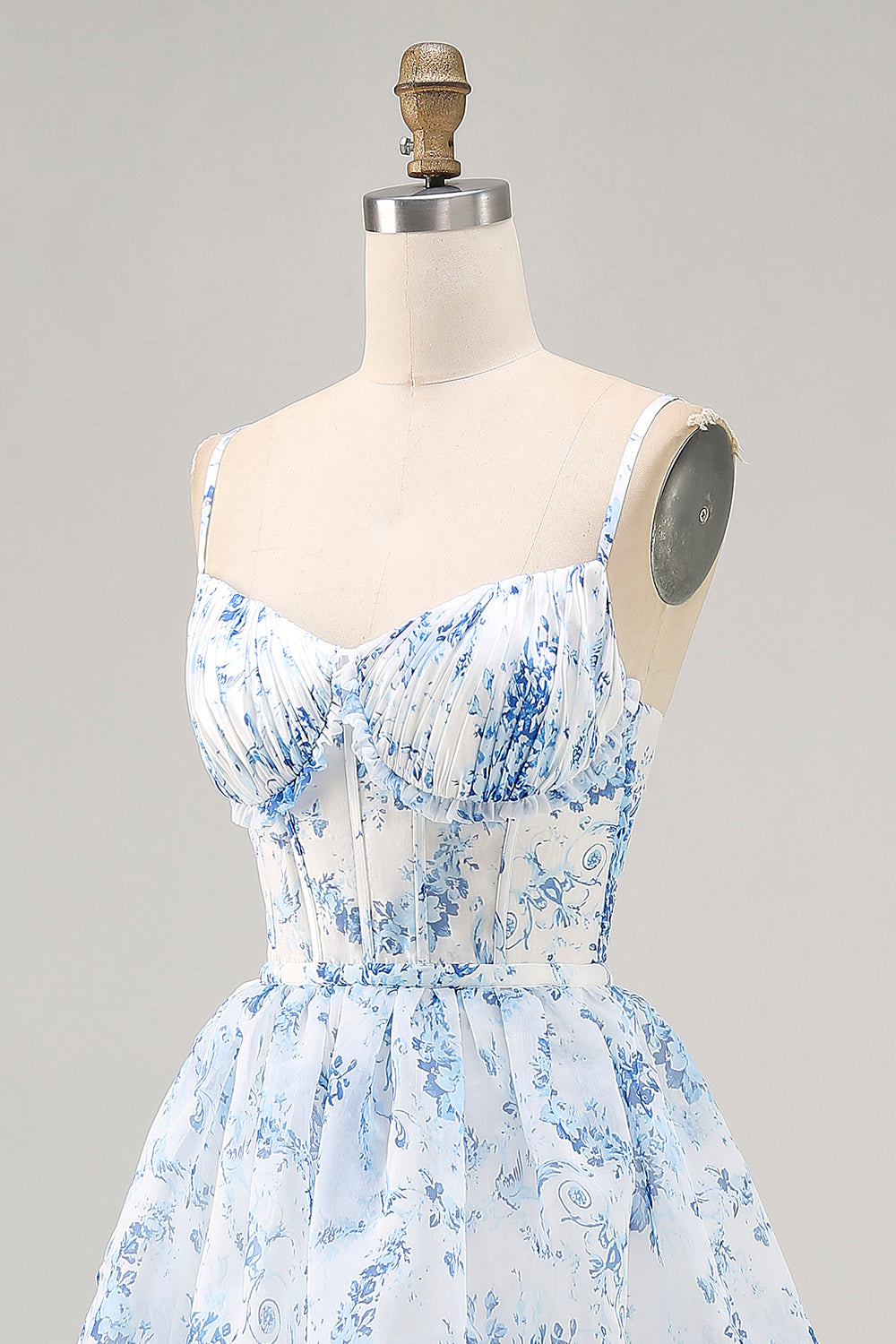 Vestido de dama de honor estampado en capas con flores azules blancas y azules con abertura