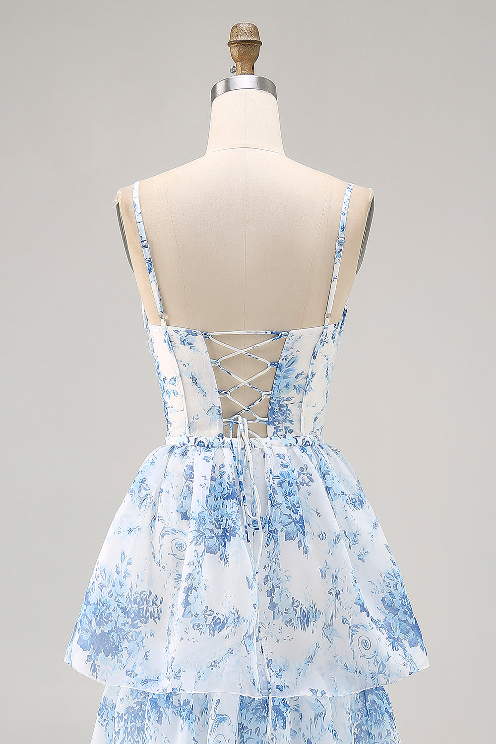 Vestido de dama de honor estampado en capas con flores azules blancas y azules con abertura