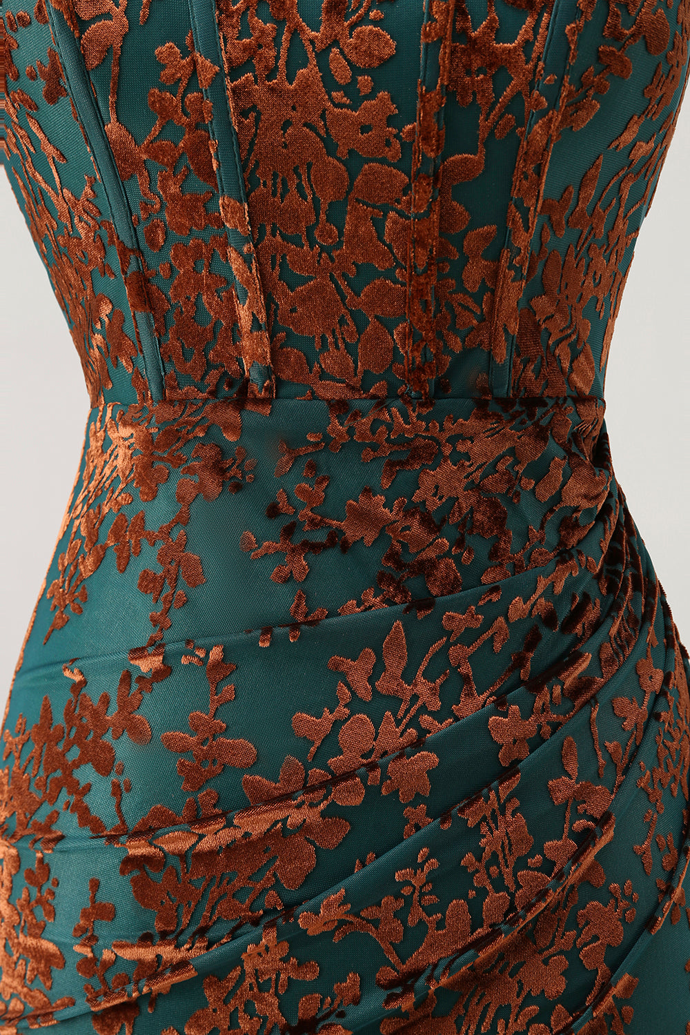 Vestido de dama de honor de terciopelo quemado con corsé verde pavo real sin tirantes con abertura