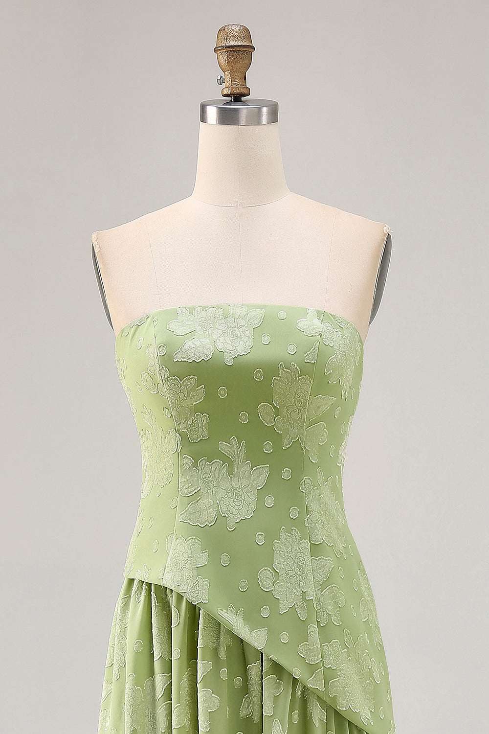 Vestido de dama de honor verde salvia estampado floral sin tirantes con abertura