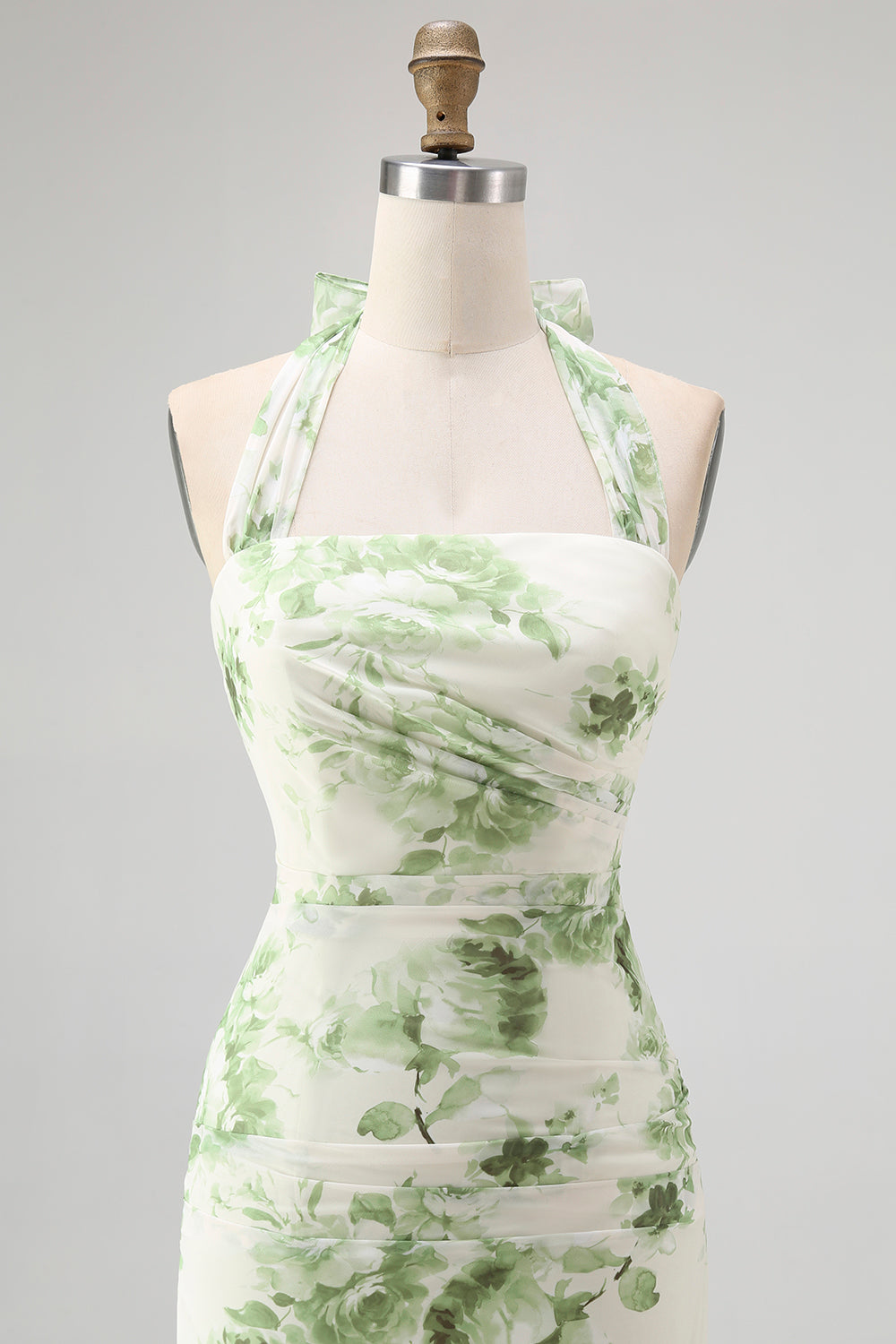 Vestido largo plisado de dama de honor con estampado de flores verdes
