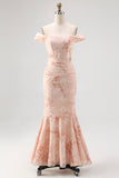 Vestido de invitada de boda fruncido con estampado de sirena champán con hombros descubiertos