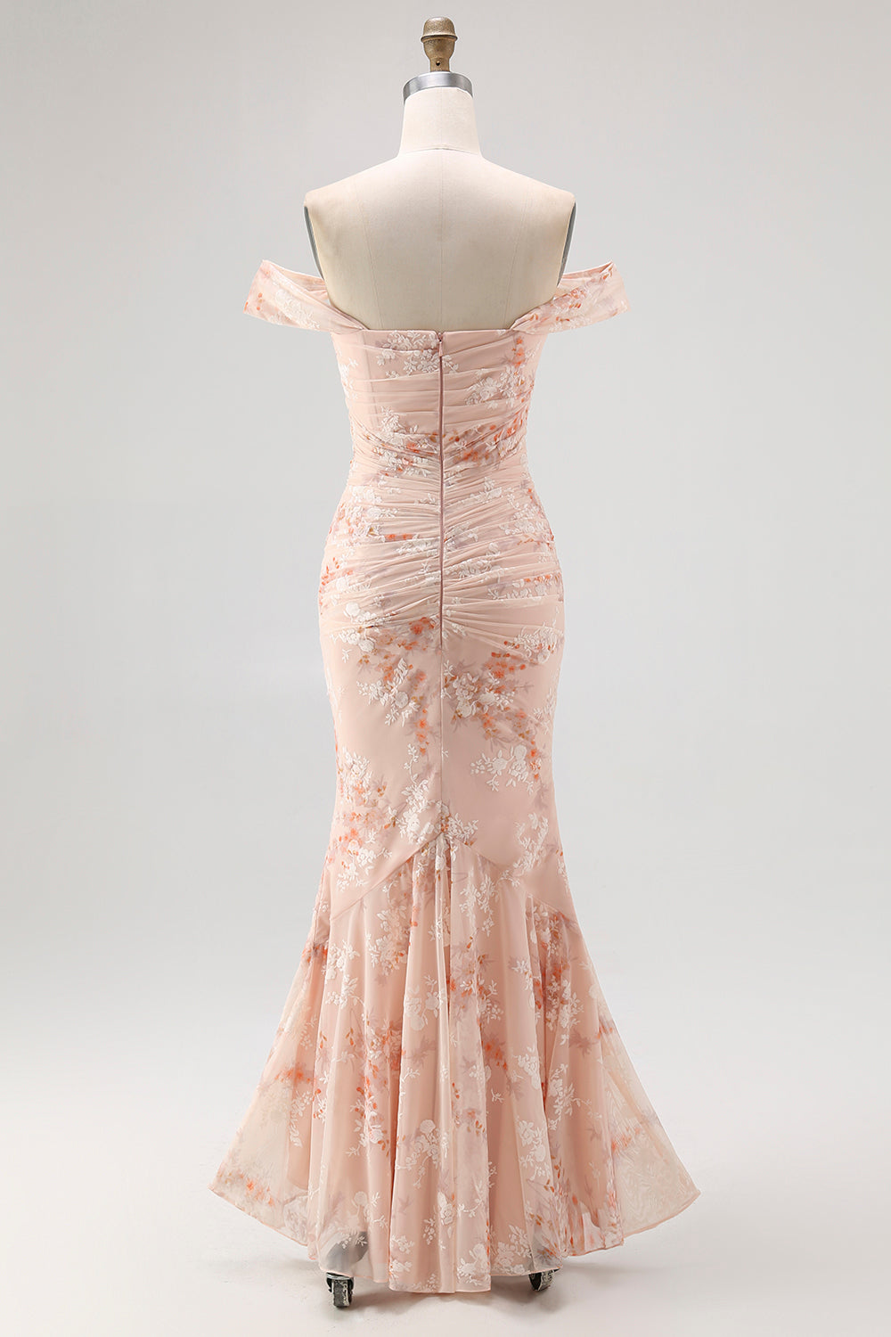 Vestido de invitada de boda fruncido con estampado de sirena champán con hombros descubiertos