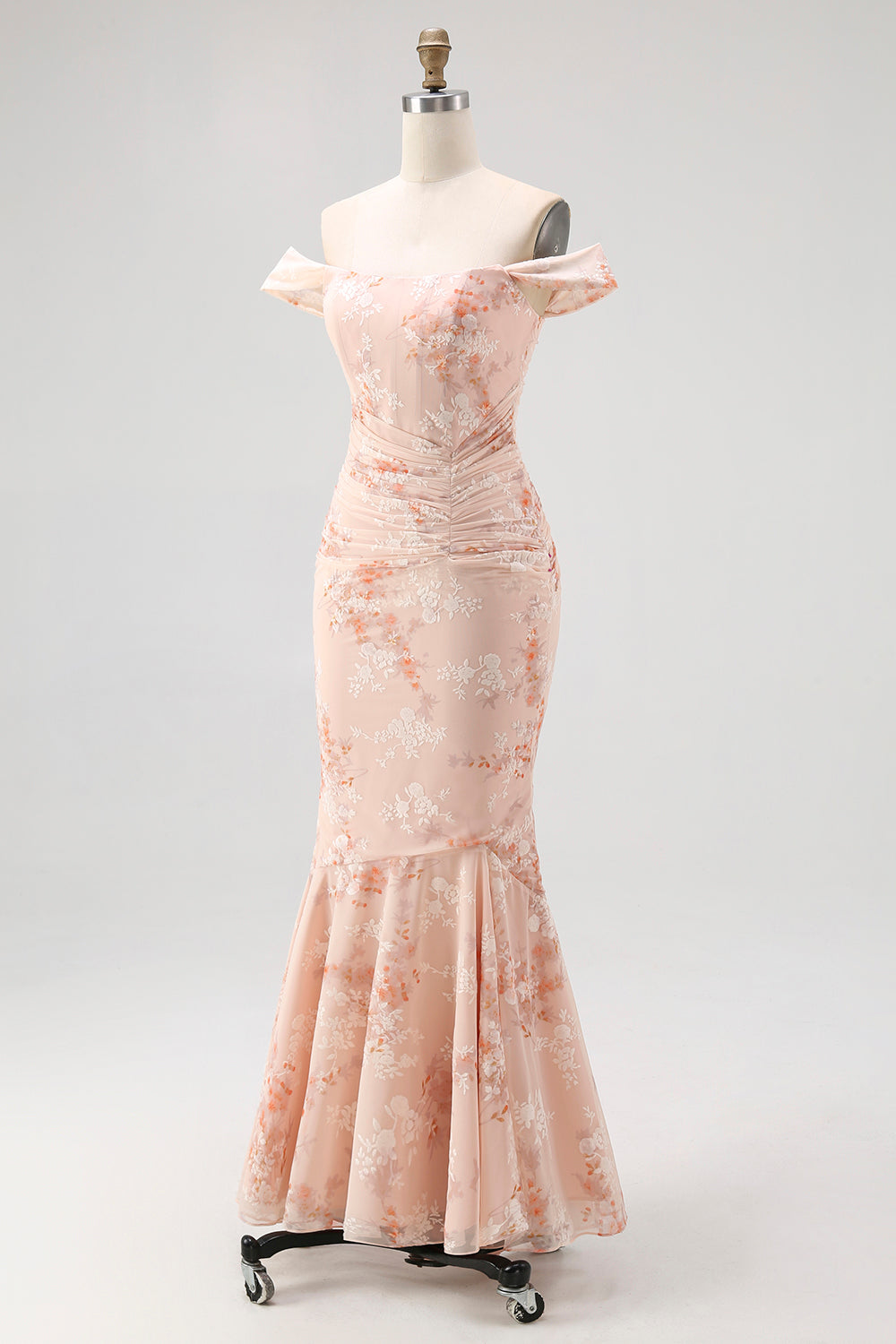 Vestido de invitada de boda fruncido con estampado de sirena champán con hombros descubiertos