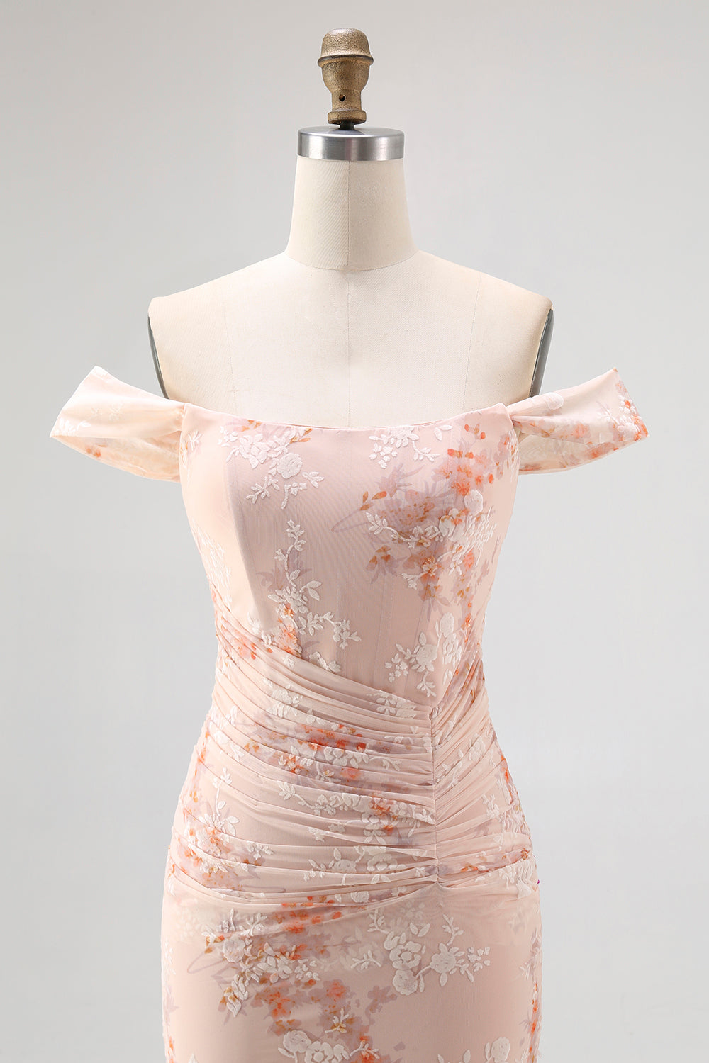 Vestido de invitada de boda fruncido con estampado de sirena champán con hombros descubiertos