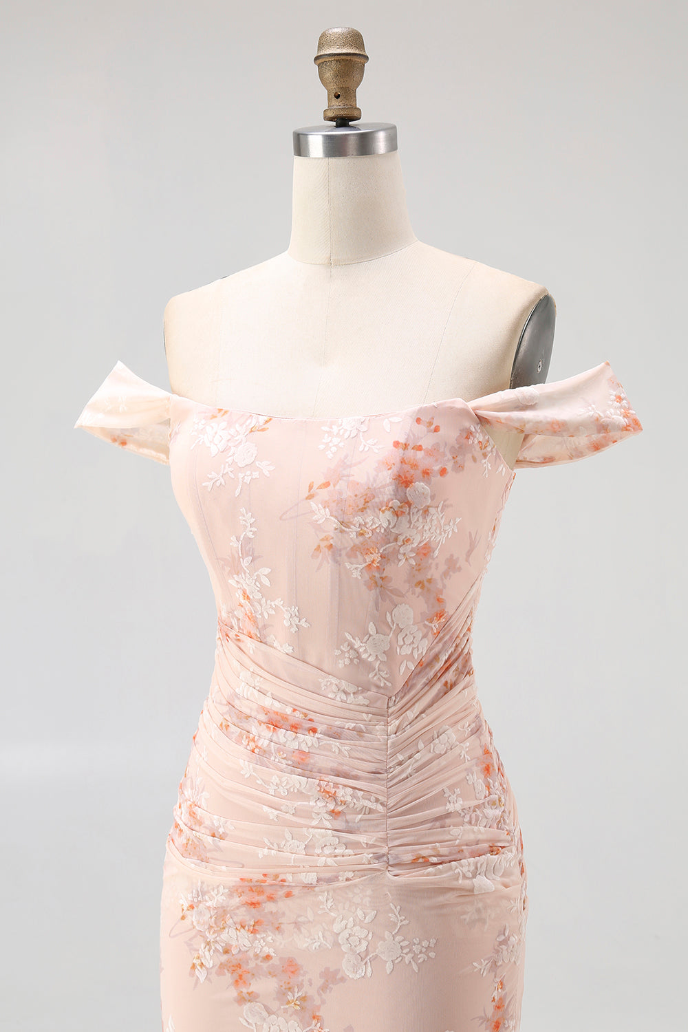 Vestido de invitada de boda fruncido con estampado de sirena champán con hombros descubiertos