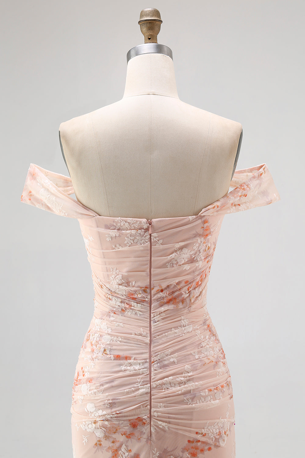 Vestido de invitada de boda fruncido con estampado de sirena champán con hombros descubiertos