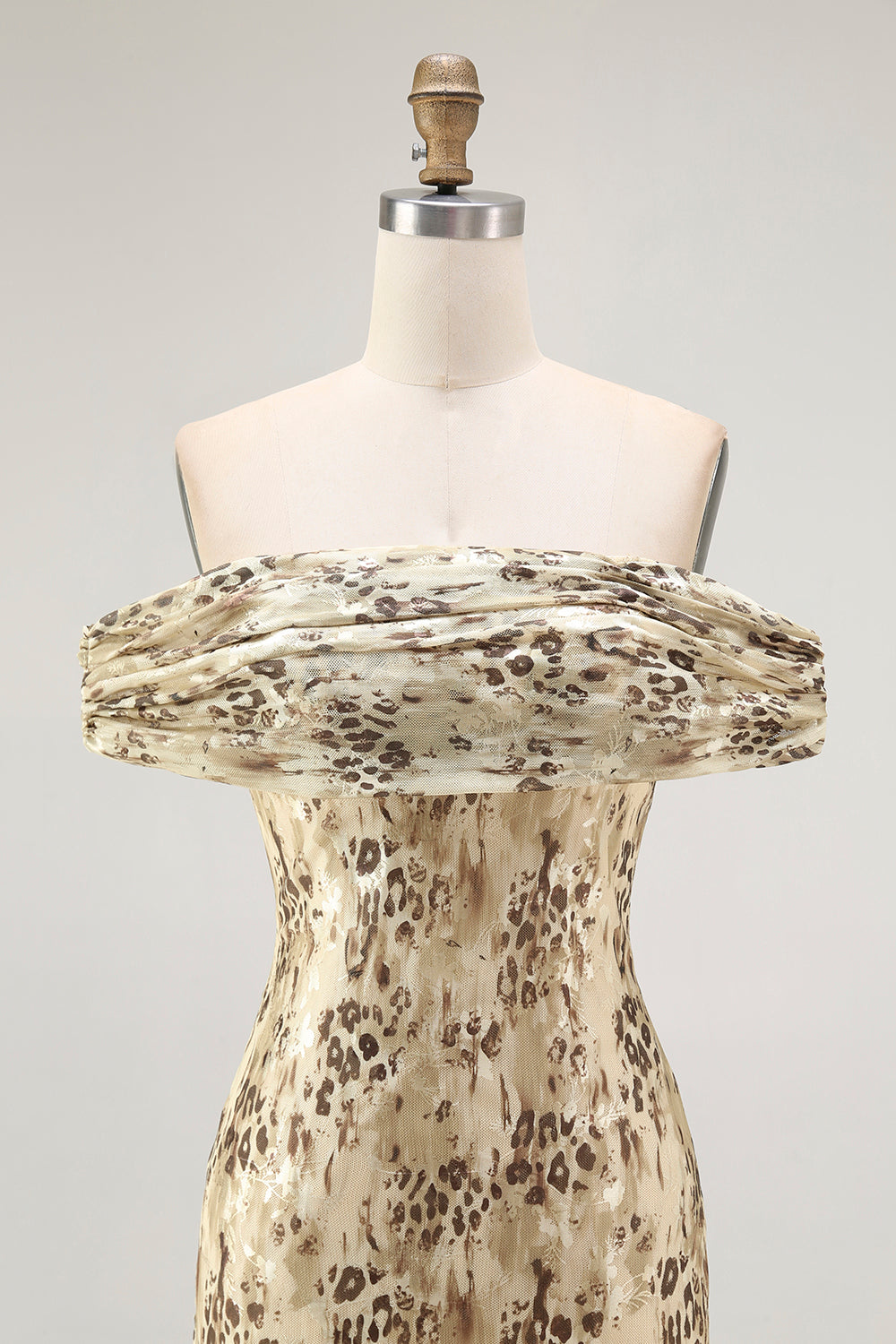 Vestido de invitada de boda con hombros descubiertos con funda de flor de champán