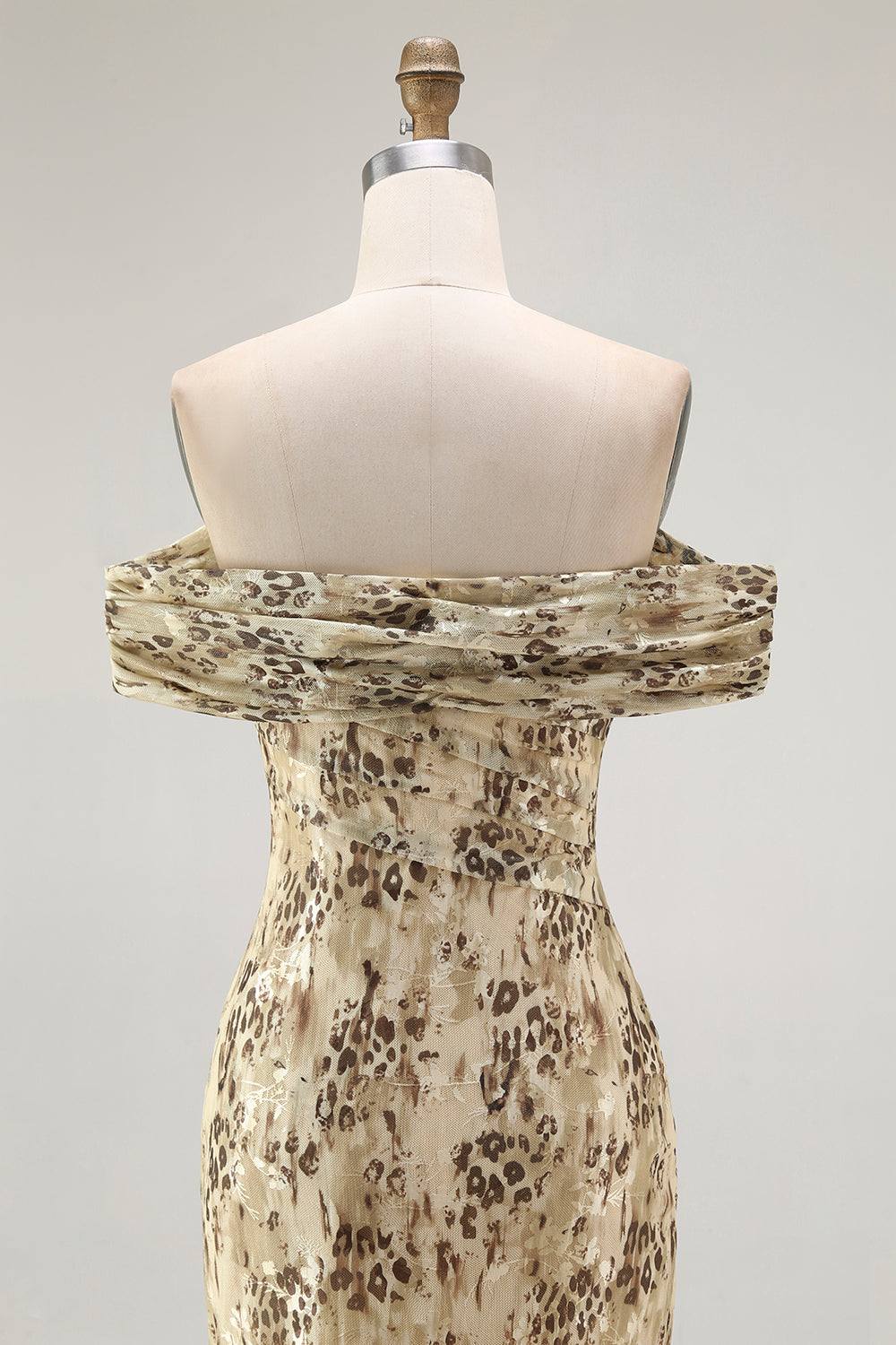 Vestido de invitada de boda con hombros descubiertos con funda de flor de champán