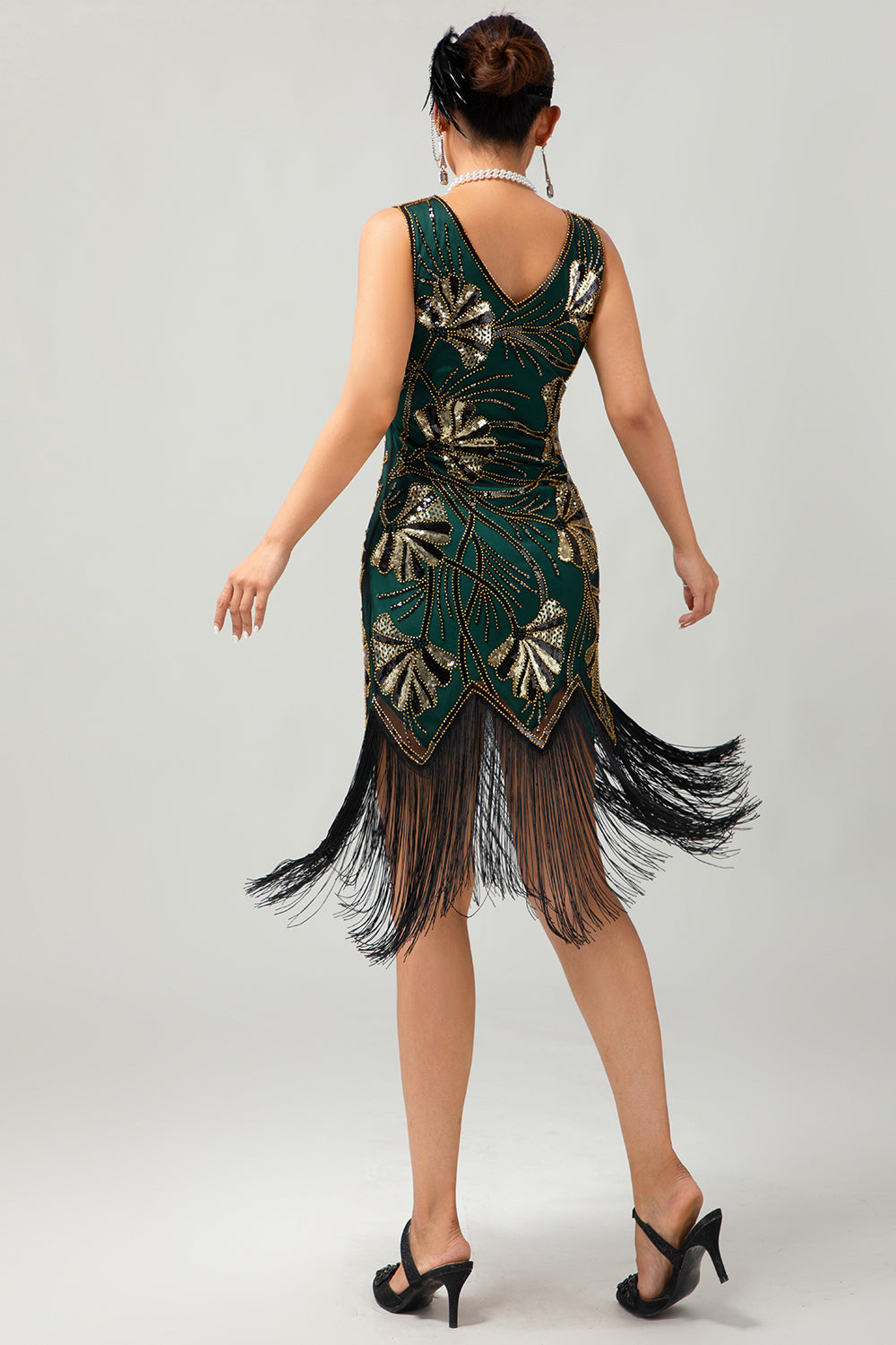 Vestido ajustado de lentejuelas doradas verdes con cuello en V de los años 20 y borlas