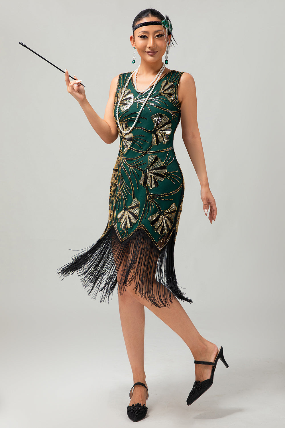 Vestido ajustado de lentejuelas doradas verdes con cuello en V de los años 20 y borlas