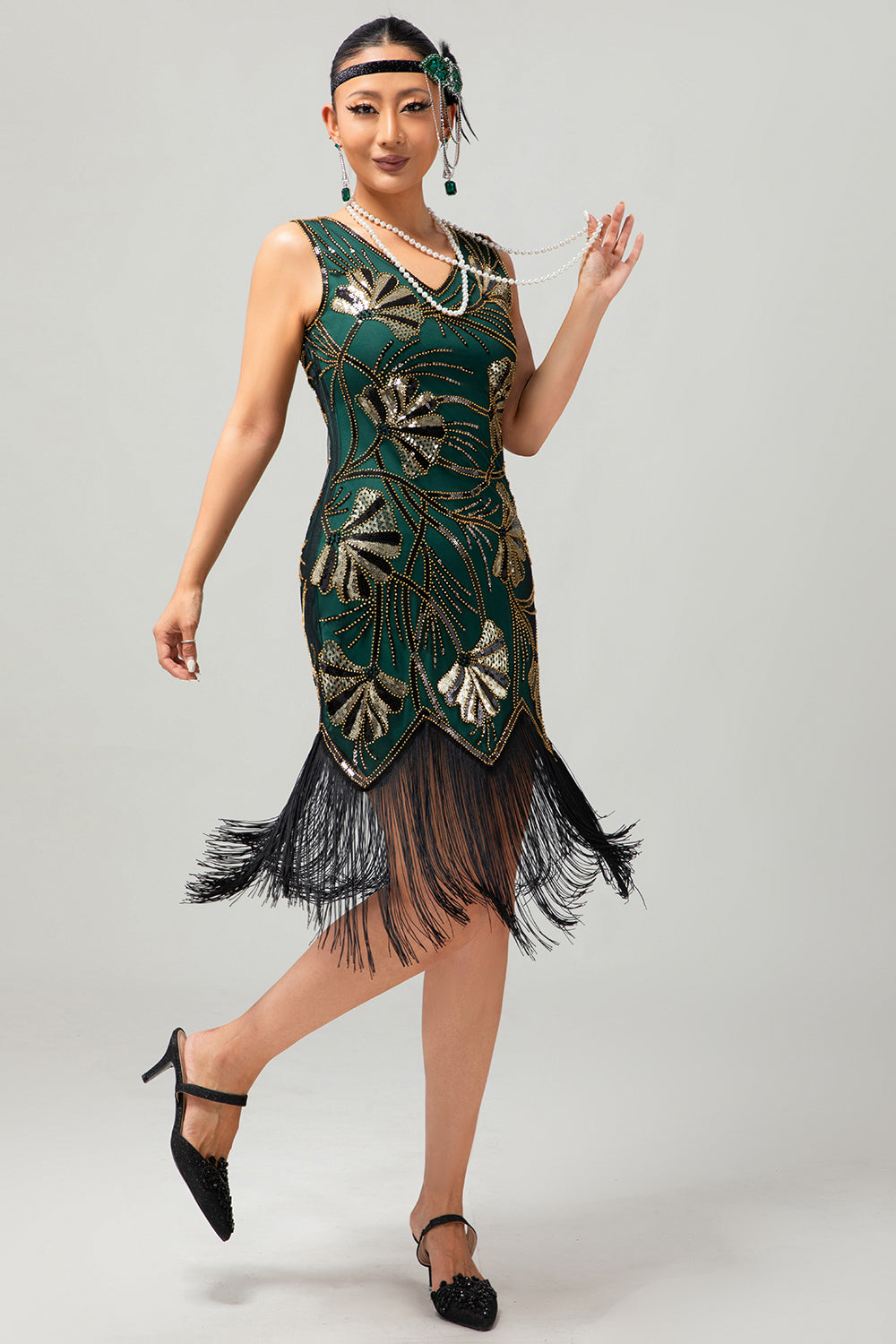 Vestido ajustado de lentejuelas doradas verdes con cuello en V de los años 20 y borlas