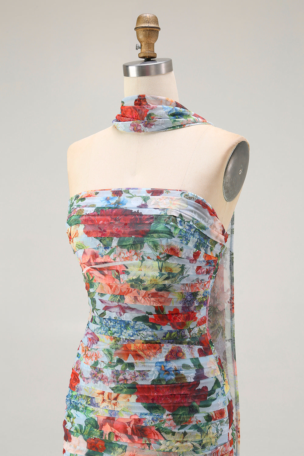 Bufanda de cuello de flor roja azul sin tirantes Vestido de invitada de boda fruncido con abertura