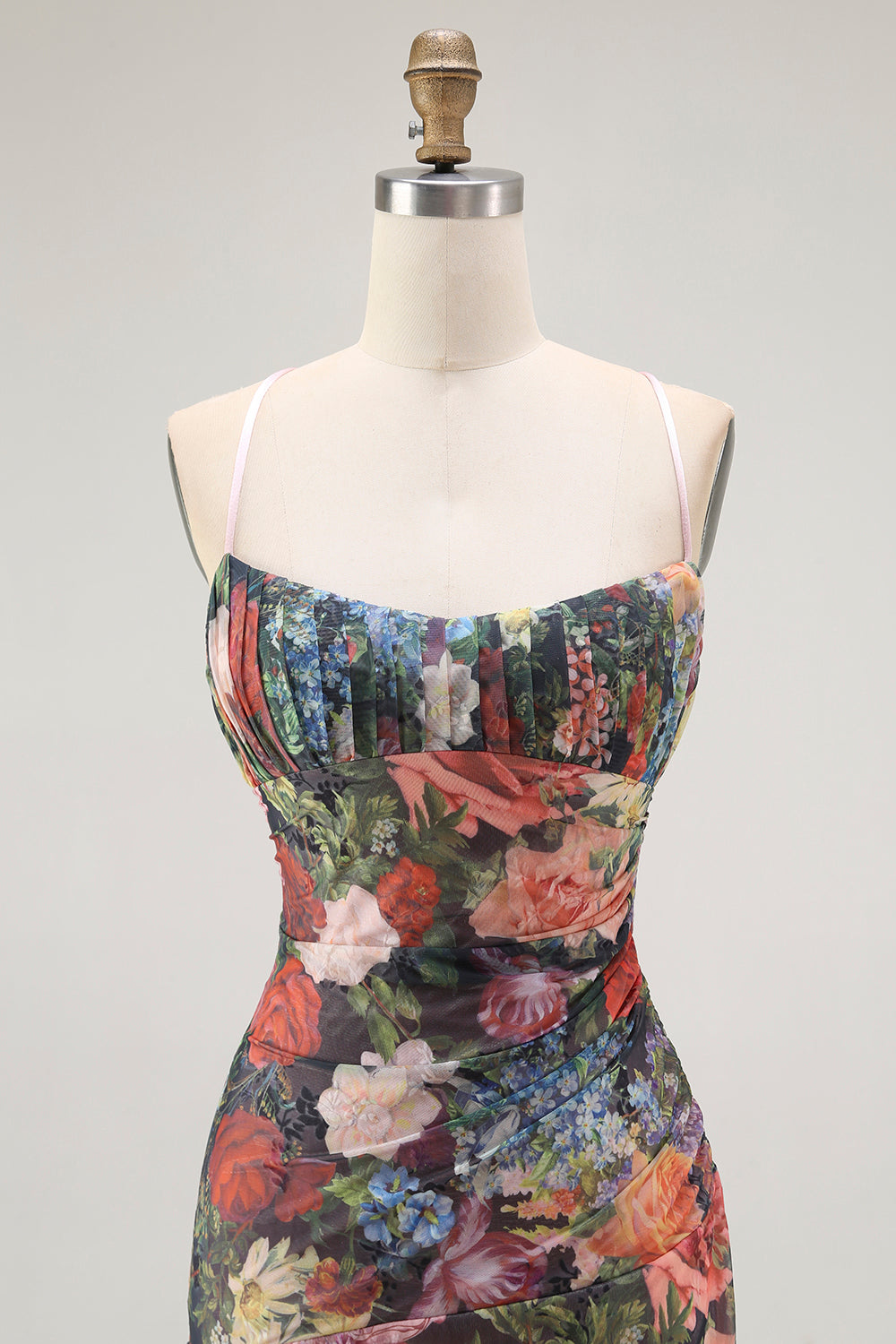 Vestido de invitada de boda fruncido floral con tirantes finos de vaina con encaje en la espalda