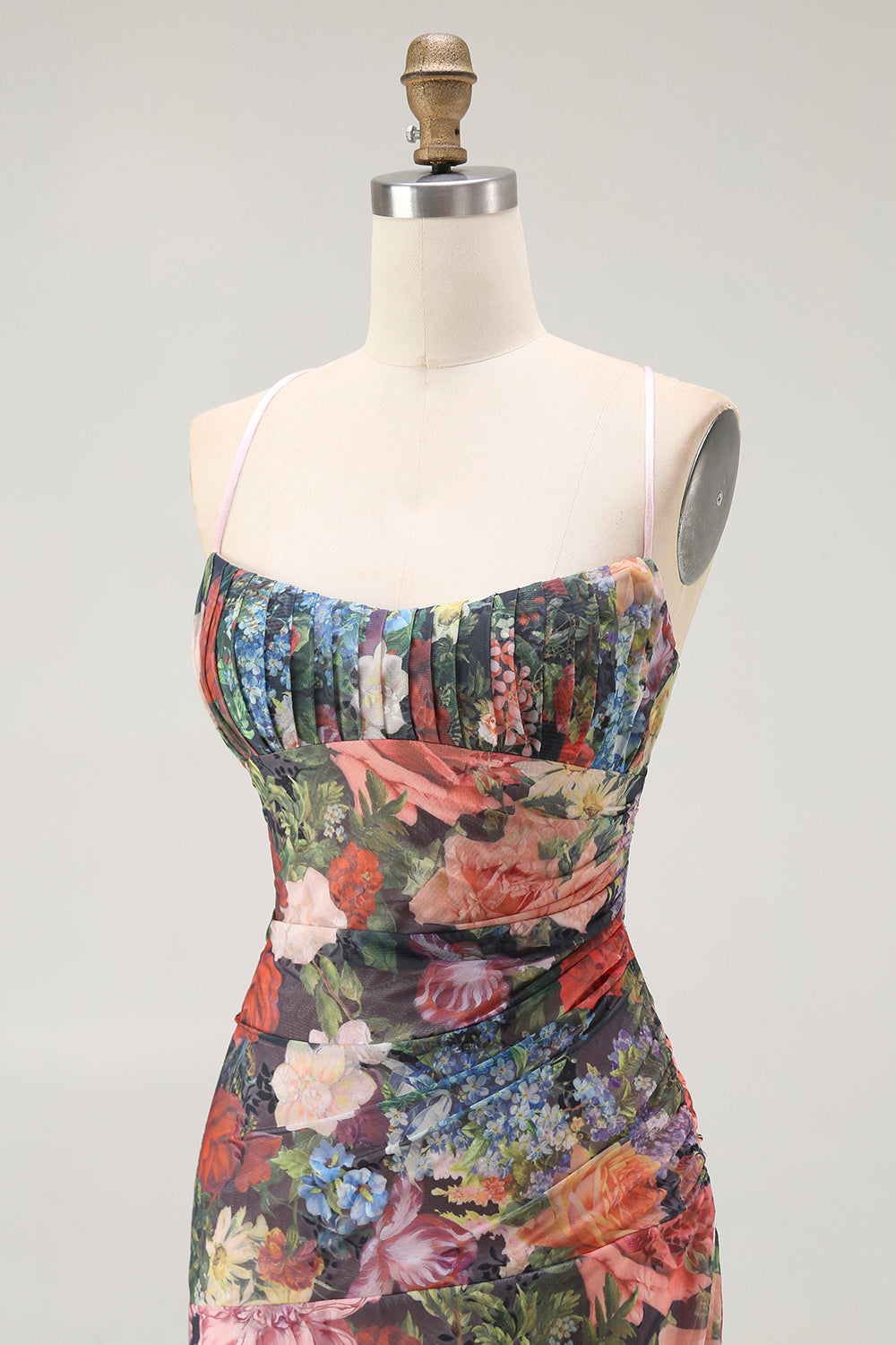 Vestido de invitada de boda fruncido floral con tirantes finos de vaina con encaje en la espalda