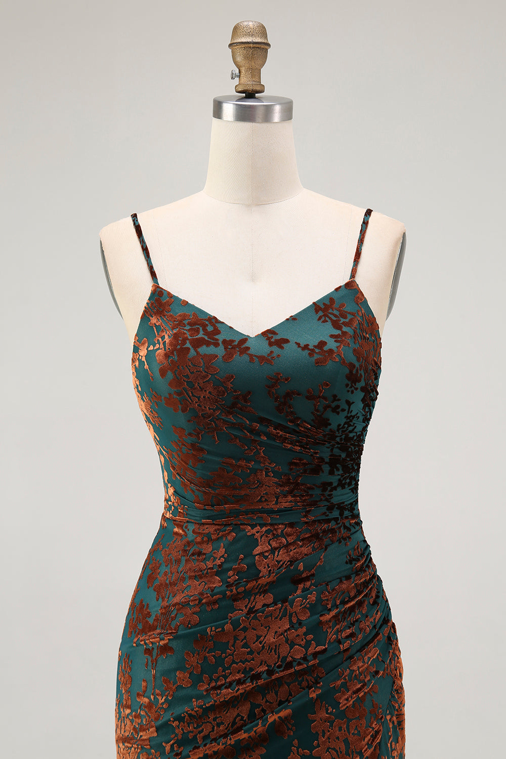 Vestido maxi de terciopelo con tirantes finos verde oscuro y abertura