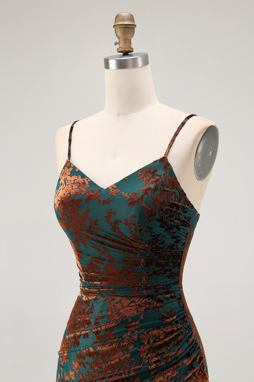 Vestido maxi de terciopelo con tirantes finos verde oscuro y abertura