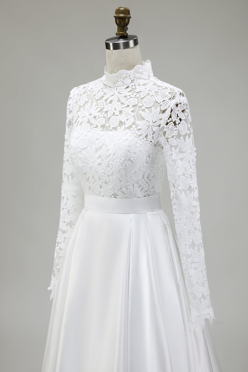 Marfil Vestido de novia de satén de cuello alto con encaje