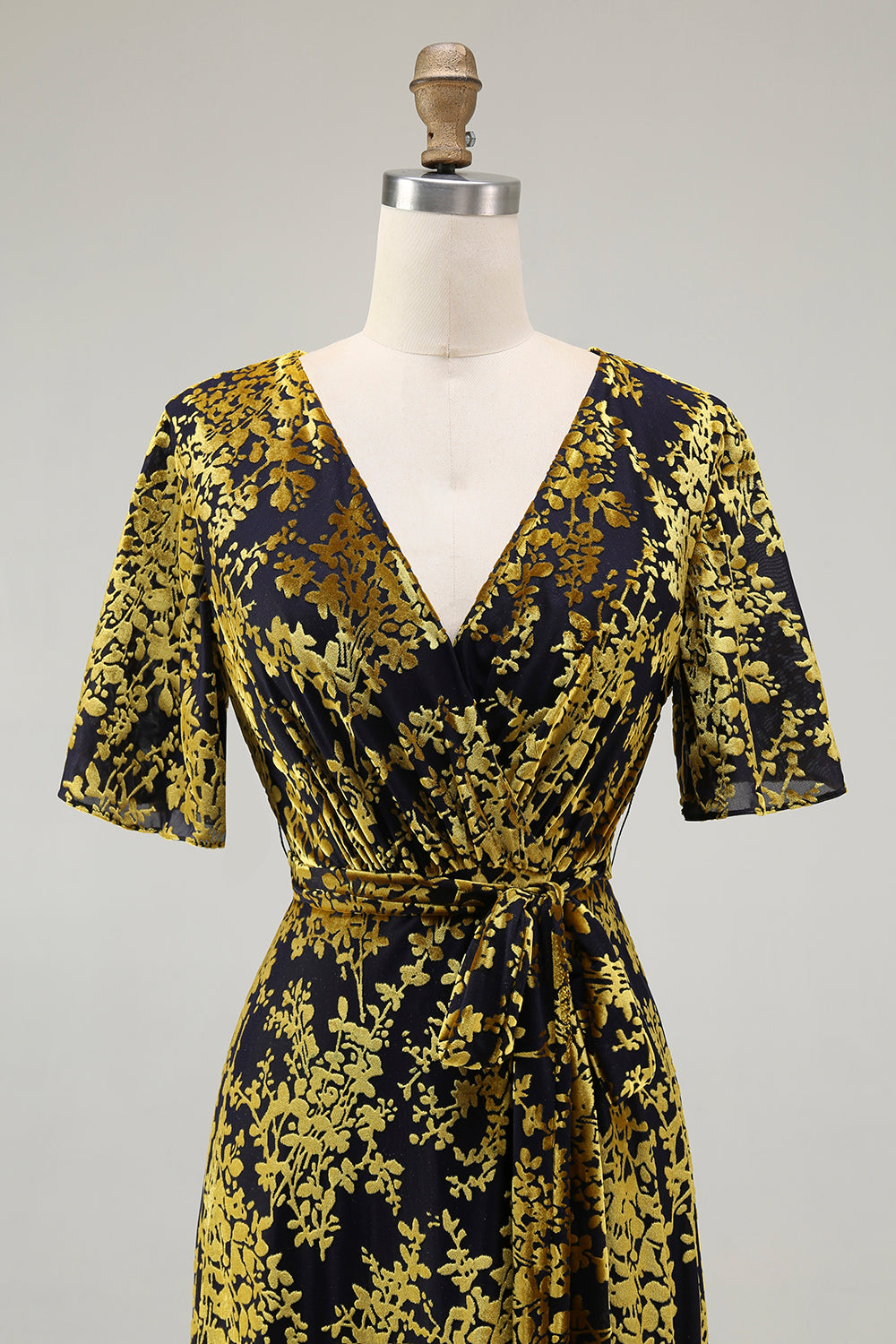 Vestido de fiesta largo de terciopelo quemado verde oscuro con mangas cortas
