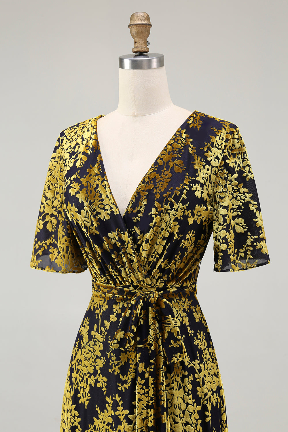 Vestido de fiesta largo de terciopelo quemado verde oscuro con mangas cortas
