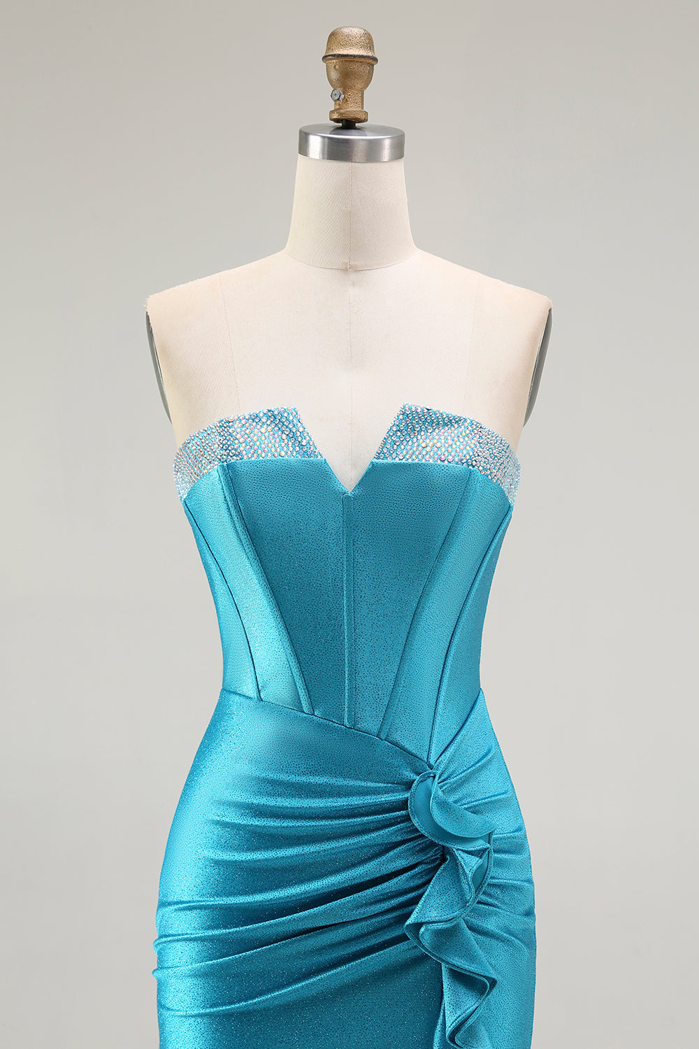 Vestido de fiesta azul con corsé sin tirantes de sirena con abertura de volantes