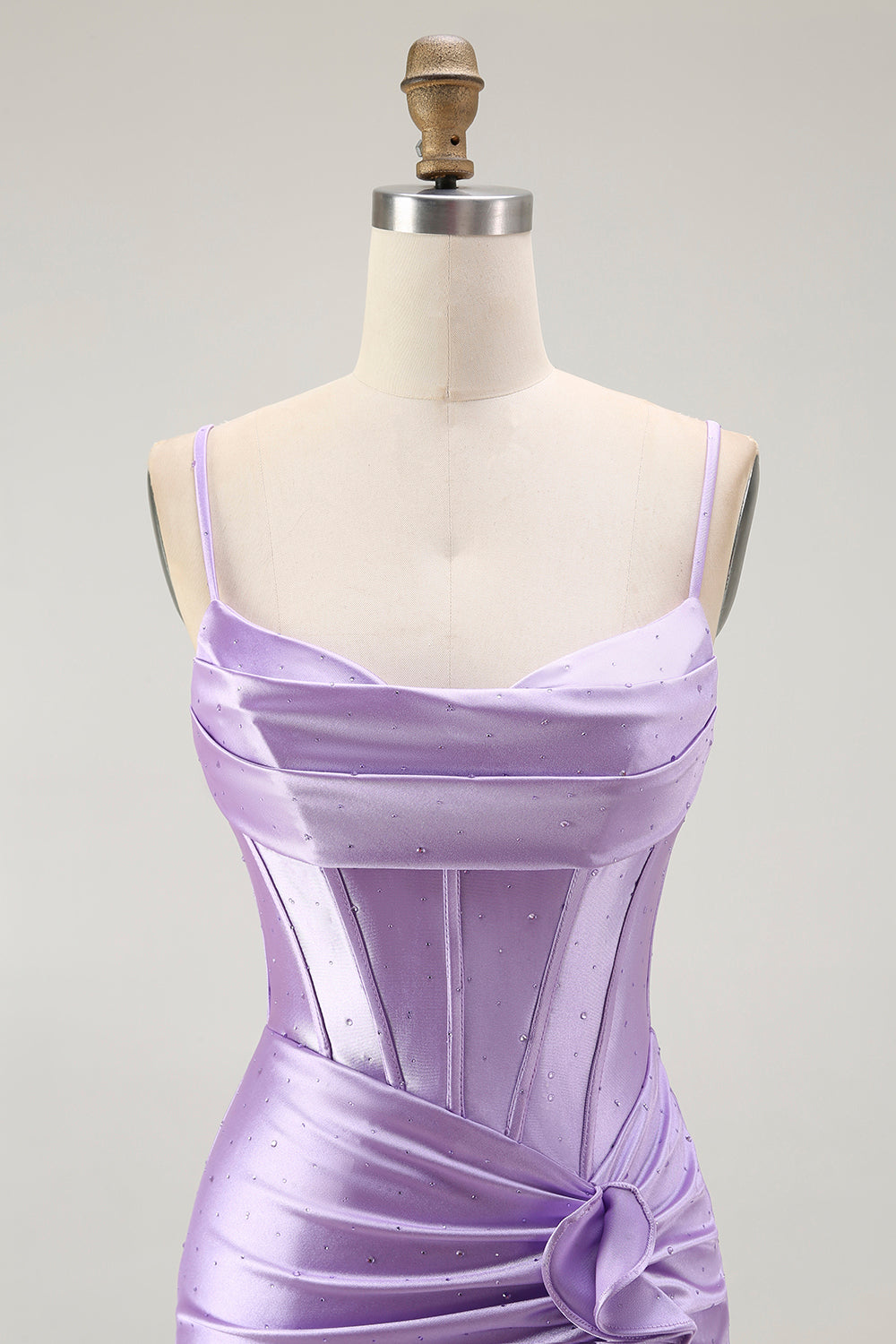 Vestido largo de fiesta con corsé de sirena morado fruncido y abertura con volantes