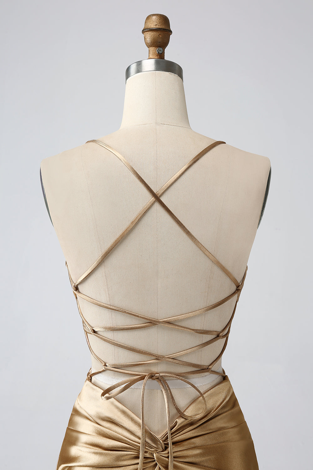 Vestido de satén de satén con tirantes de espagueti dorados con espalda entrecruzada