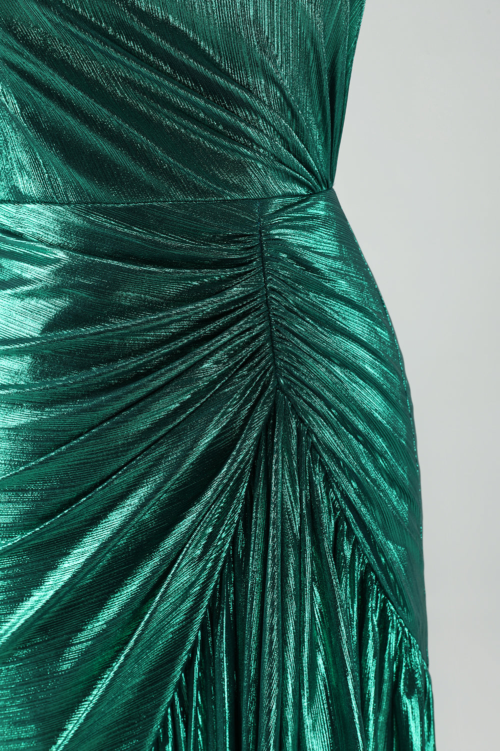 Vestido de cóctel sirena de un hombro metalizado verde oscuro con volantes