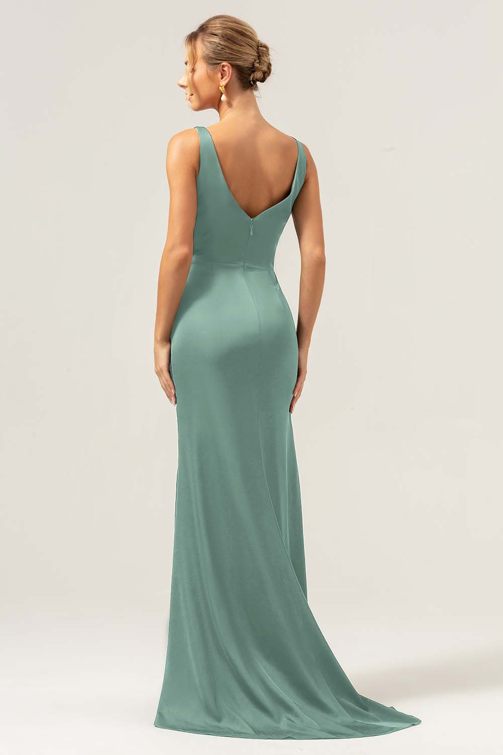 Vaina verde oscuro con escote en V Vestido de dama de honor fruncido alto-bajo con abertura