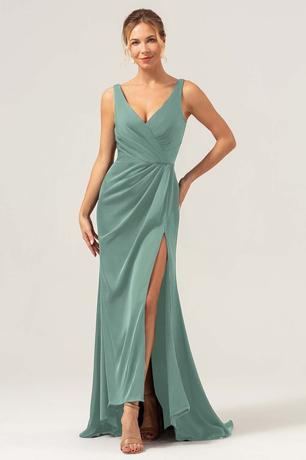 Vaina verde oscuro con escote en V Vestido de dama de honor fruncido alto-bajo con abertura