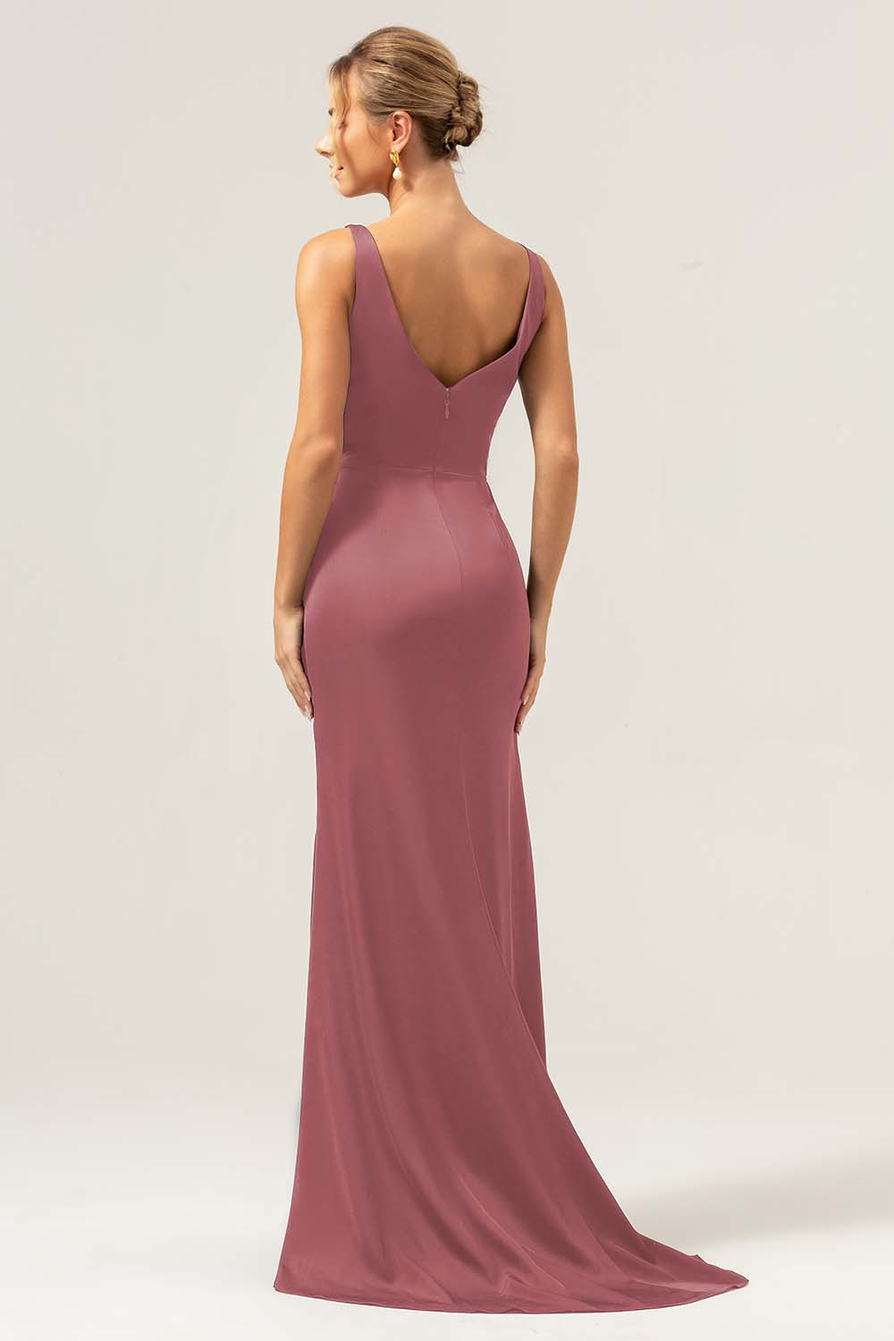 Vaina verde oscuro con escote en V Vestido de dama de honor fruncido alto-bajo con abertura