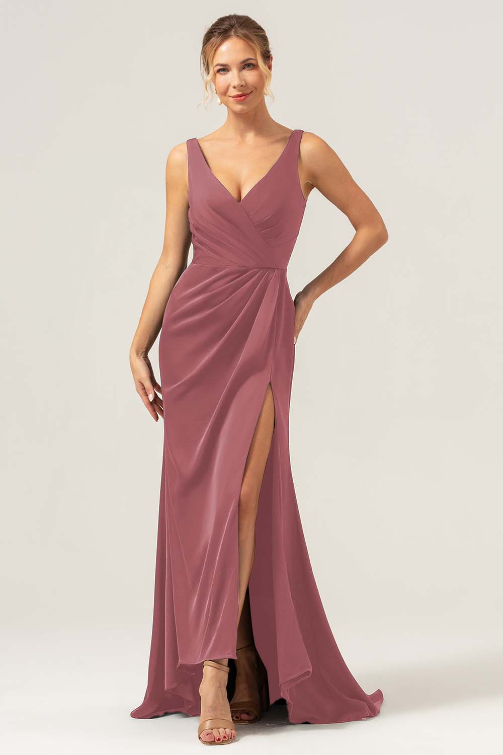 Vaina verde oscuro con escote en V Vestido de dama de honor fruncido alto-bajo con abertura