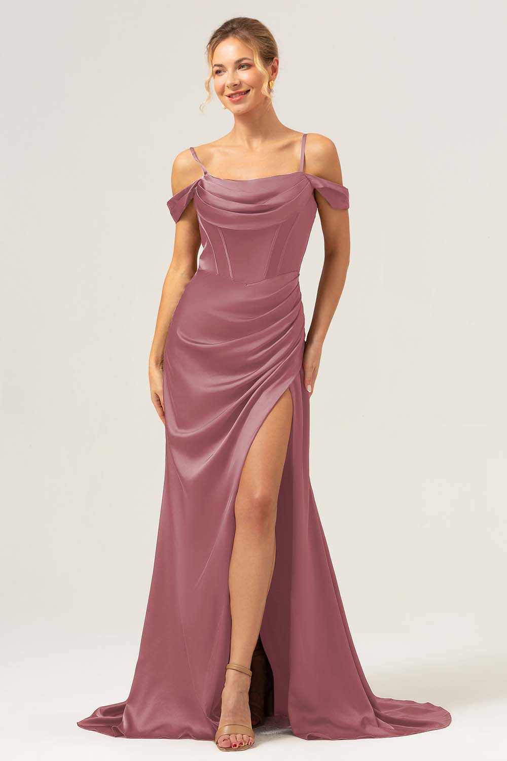 Vestido largo de dama de honor con corsé fruncido de hombro frío de sirena de café con abertura