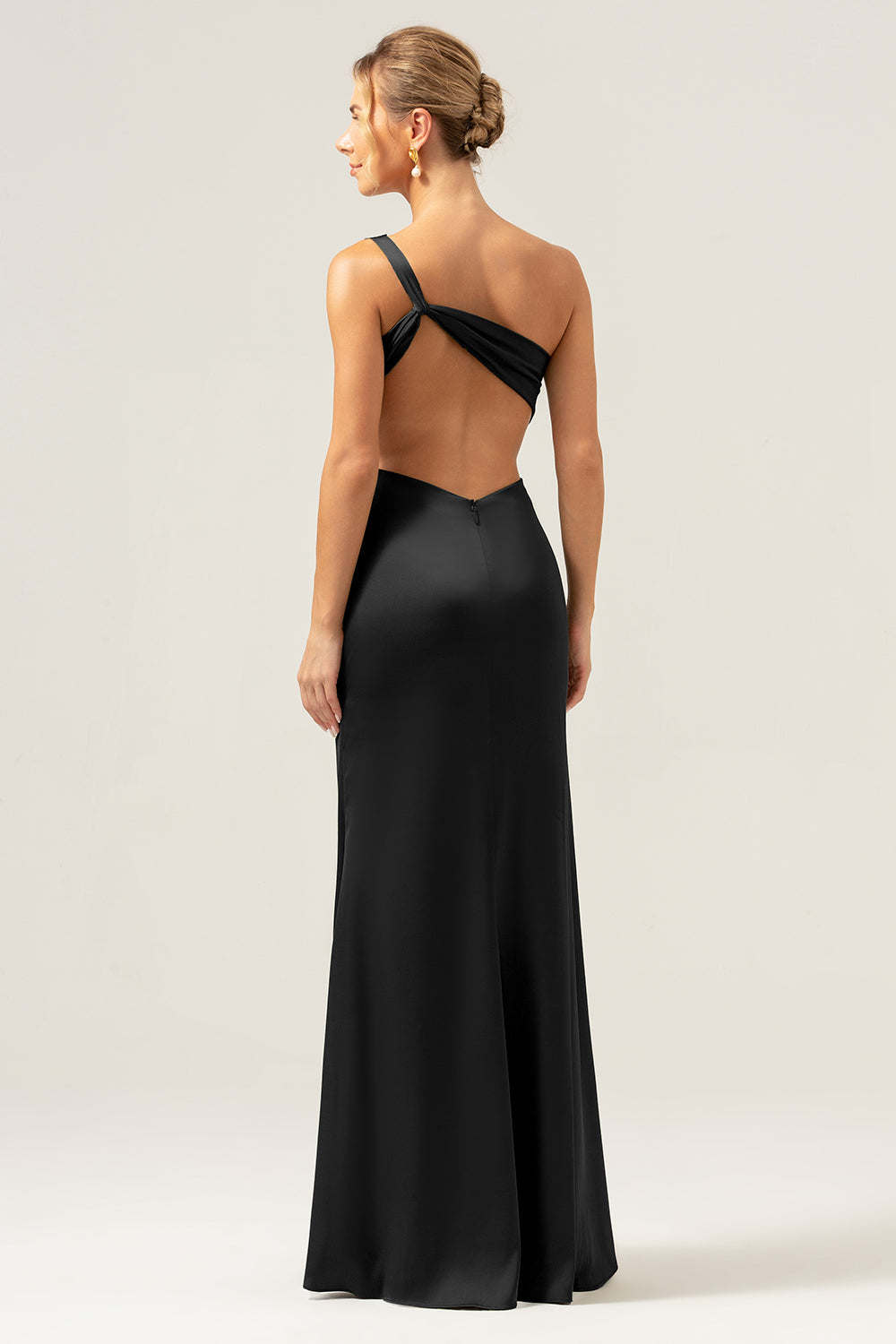 Vestido de dama de honor largo de satén sin espalda de sirena verde oliva de un hombro