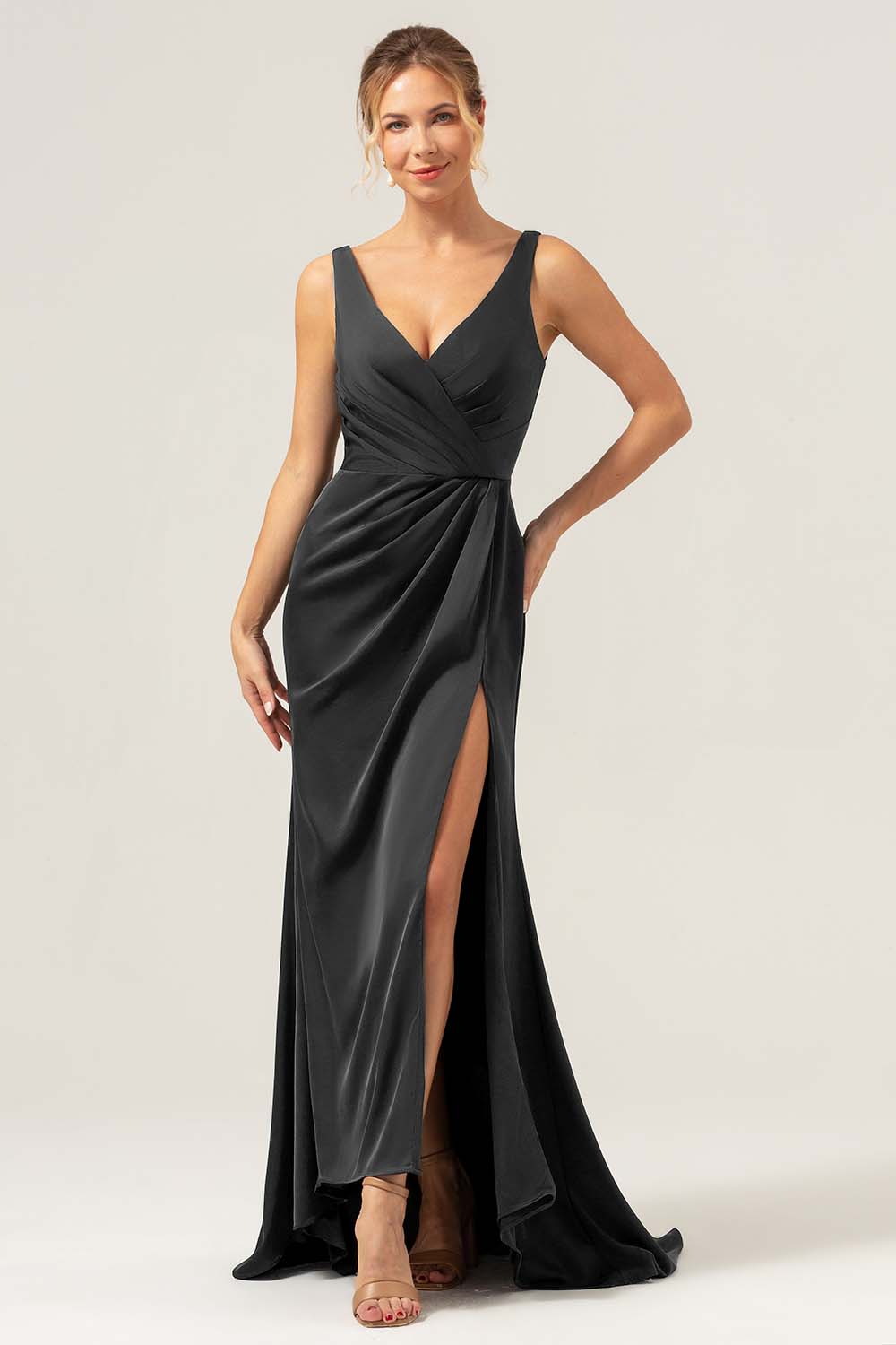 Vaina verde oscuro con escote en V Vestido de dama de honor fruncido alto-bajo con abertura