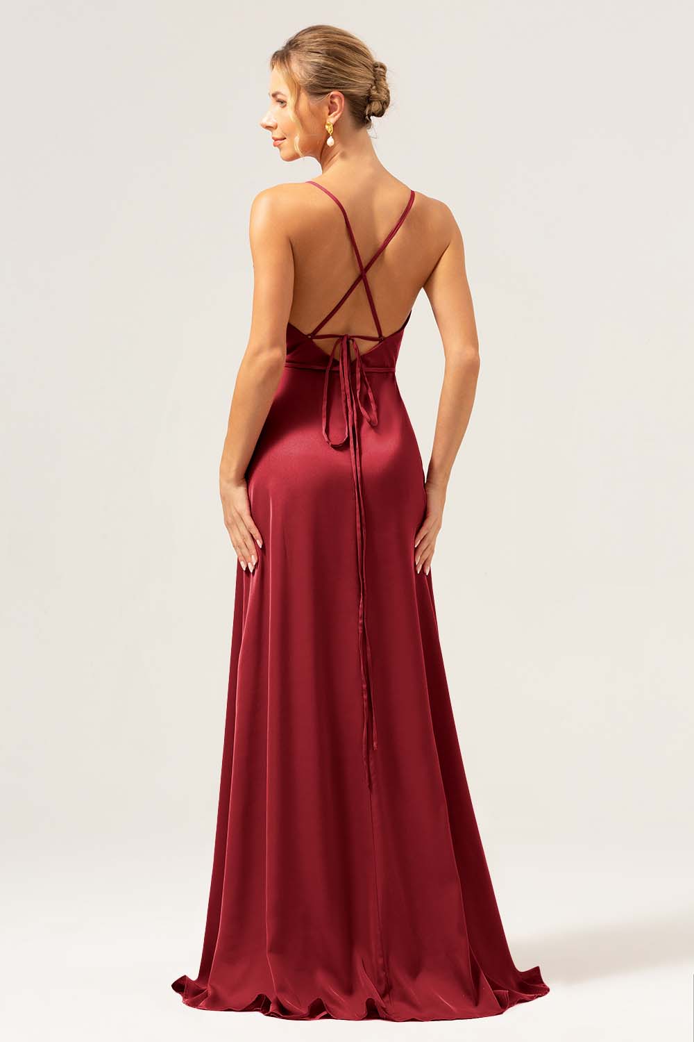 Vestido de dama de honor largo de satén satinado con abertura de línea A de color Rojo oscuro