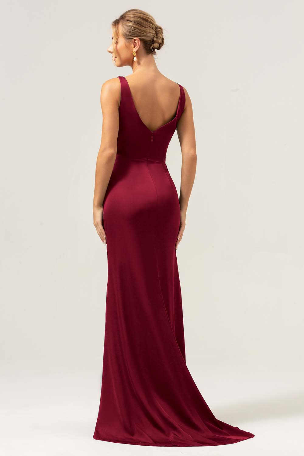 Vaina verde oscuro con escote en V Vestido de dama de honor fruncido alto-bajo con abertura