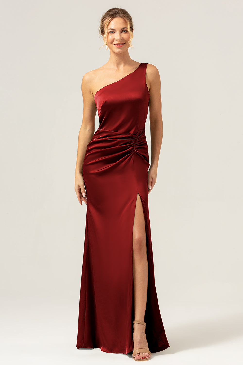 Vestido de dama de honor largo de satén sin espalda de sirena verde oliva de un hombro