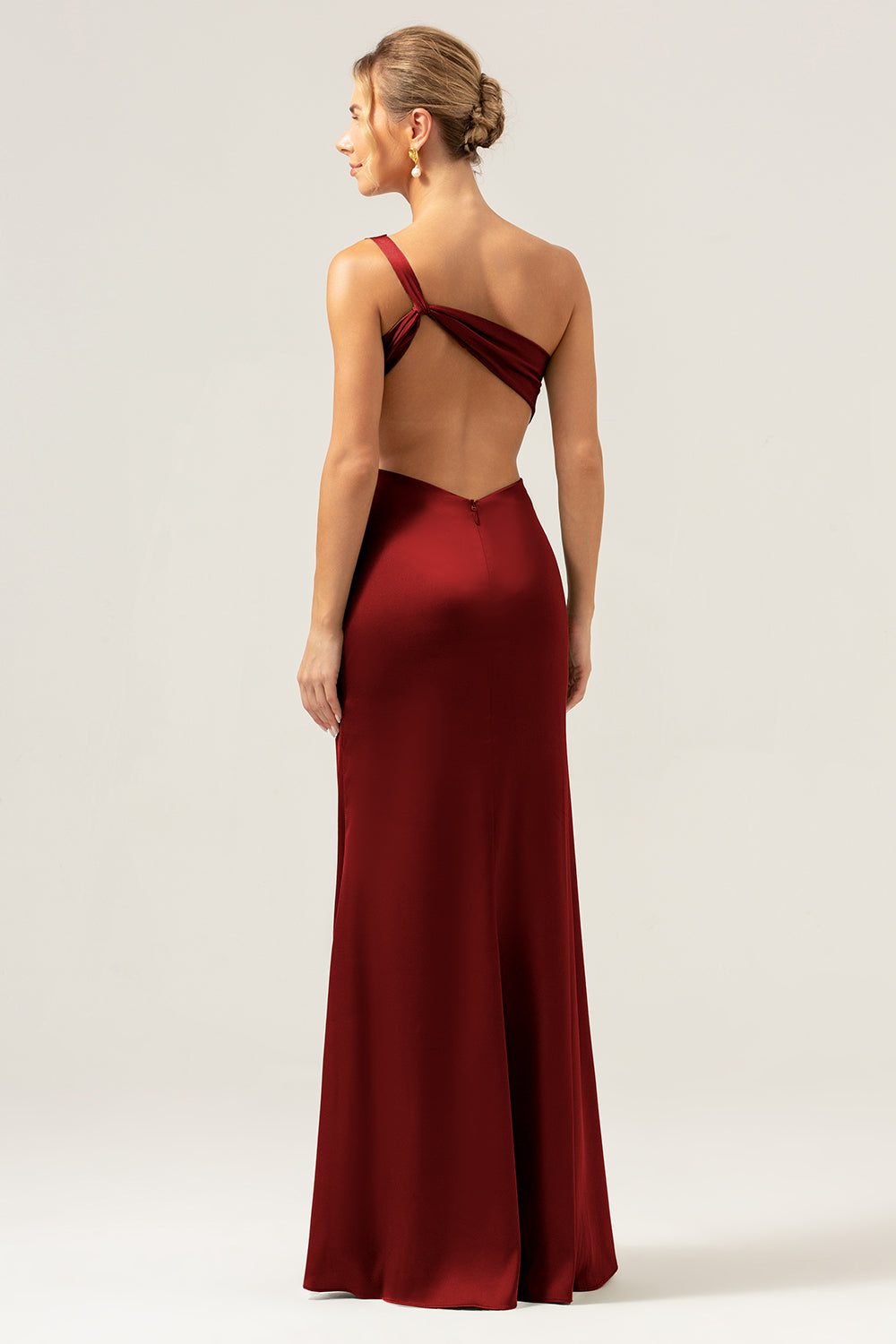 Vestido de dama de honor largo de satén sin espalda de sirena verde oliva de un hombro