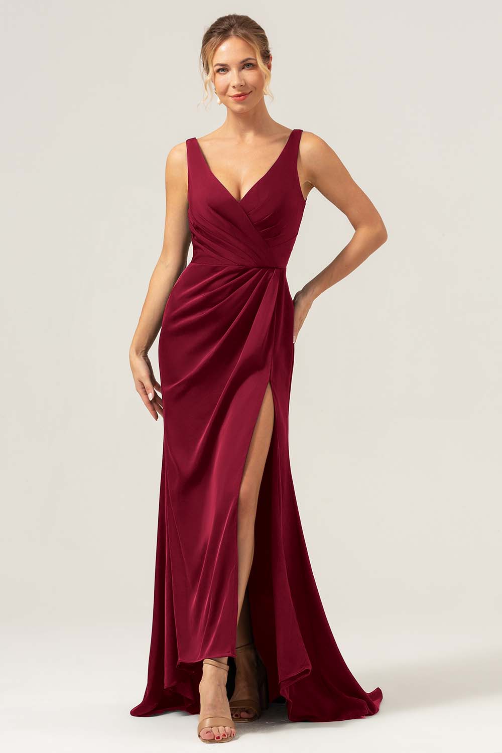 Vaina verde oscuro con escote en V Vestido de dama de honor fruncido alto-bajo con abertura