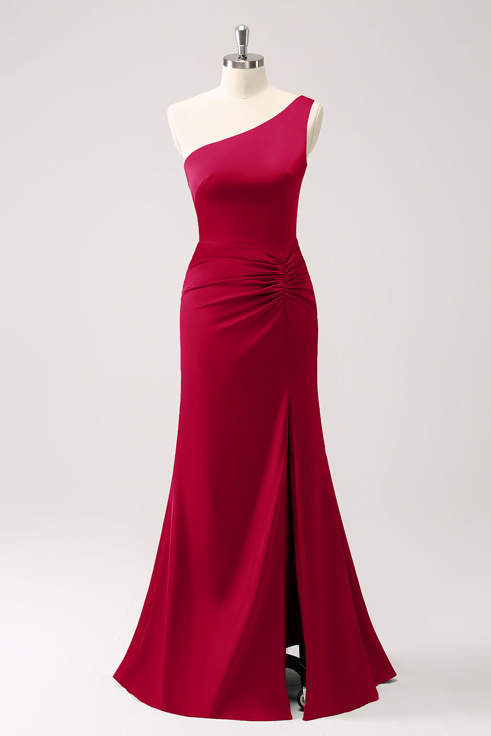 Vestido largo de dama de honor de satén de un hombro verde oliva