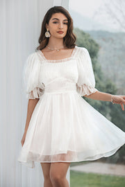 Pequeño vestido blanco plisado de tul con espalda con cordones