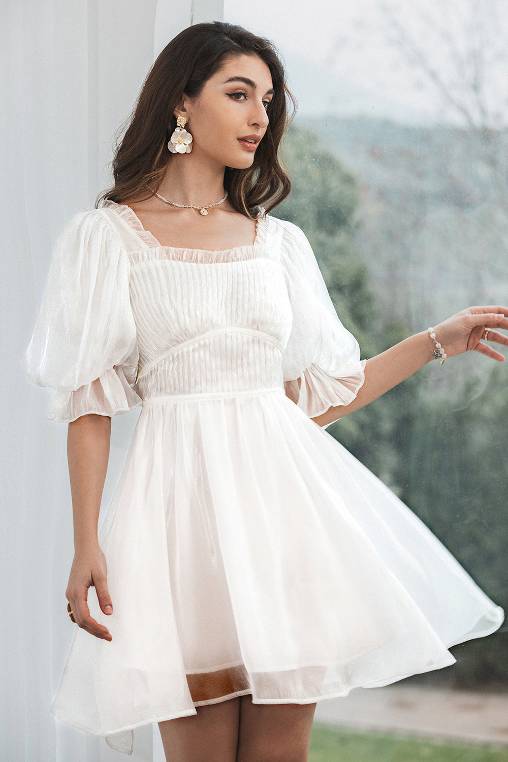 Pequeño vestido blanco plisado de tul con espalda con cordones