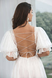 Pequeño vestido blanco plisado de tul con espalda con cordones
