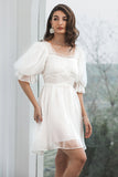 Pequeño vestido blanco plisado de tul con espalda con cordones